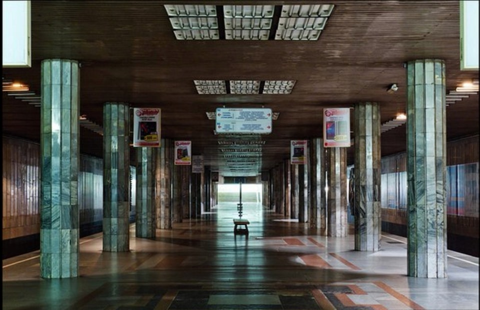 Атмосферно та красиво. Дивіться, як виглядають станції метро Києва вночі