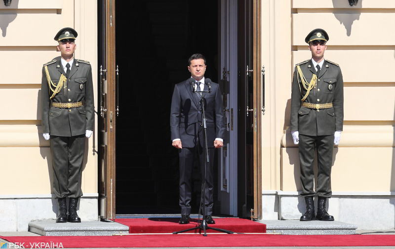 От делового шика до милитари. Эволюция стиля Зеленского: взгляд спустя годы