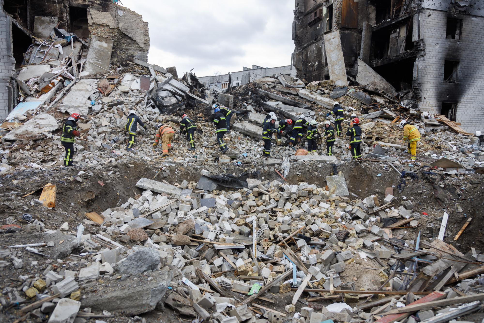 Дніпро сьогодні і Бородянка майже рік тому: злочини держави-терориста на двох фото