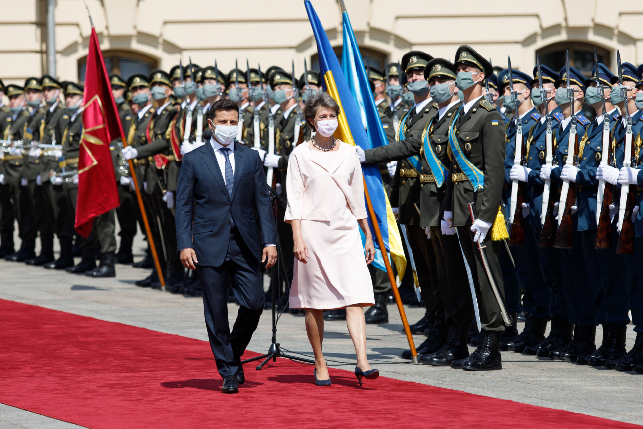 От делового шика до милитари. Эволюция стиля Зеленского: взгляд спустя годы