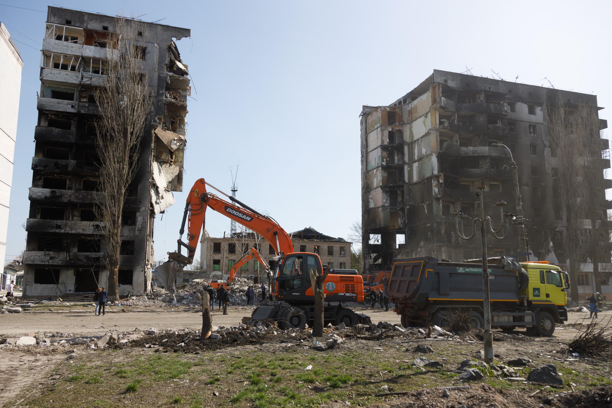 Дніпро сьогодні і Бородянка майже рік тому: злочини держави-терориста на двох фото