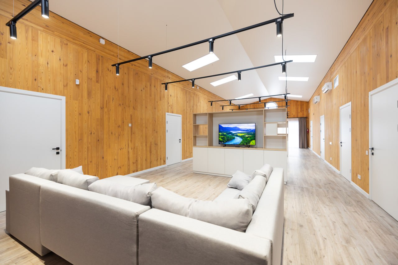 Олена Зеленська заселила багатодітну родину у новий будинок: "Передала ключі"