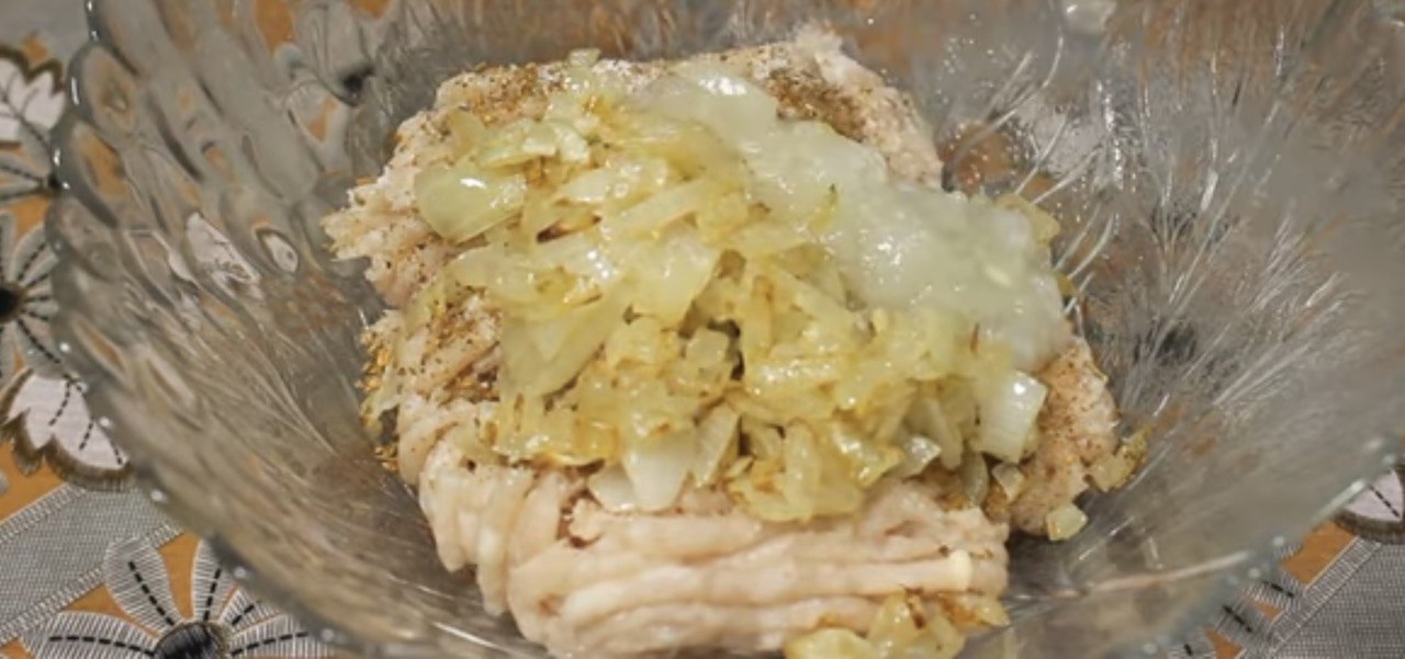 Просто та швидко: рецепт приготування смачних пиріжків з м'ясом на сковорідці