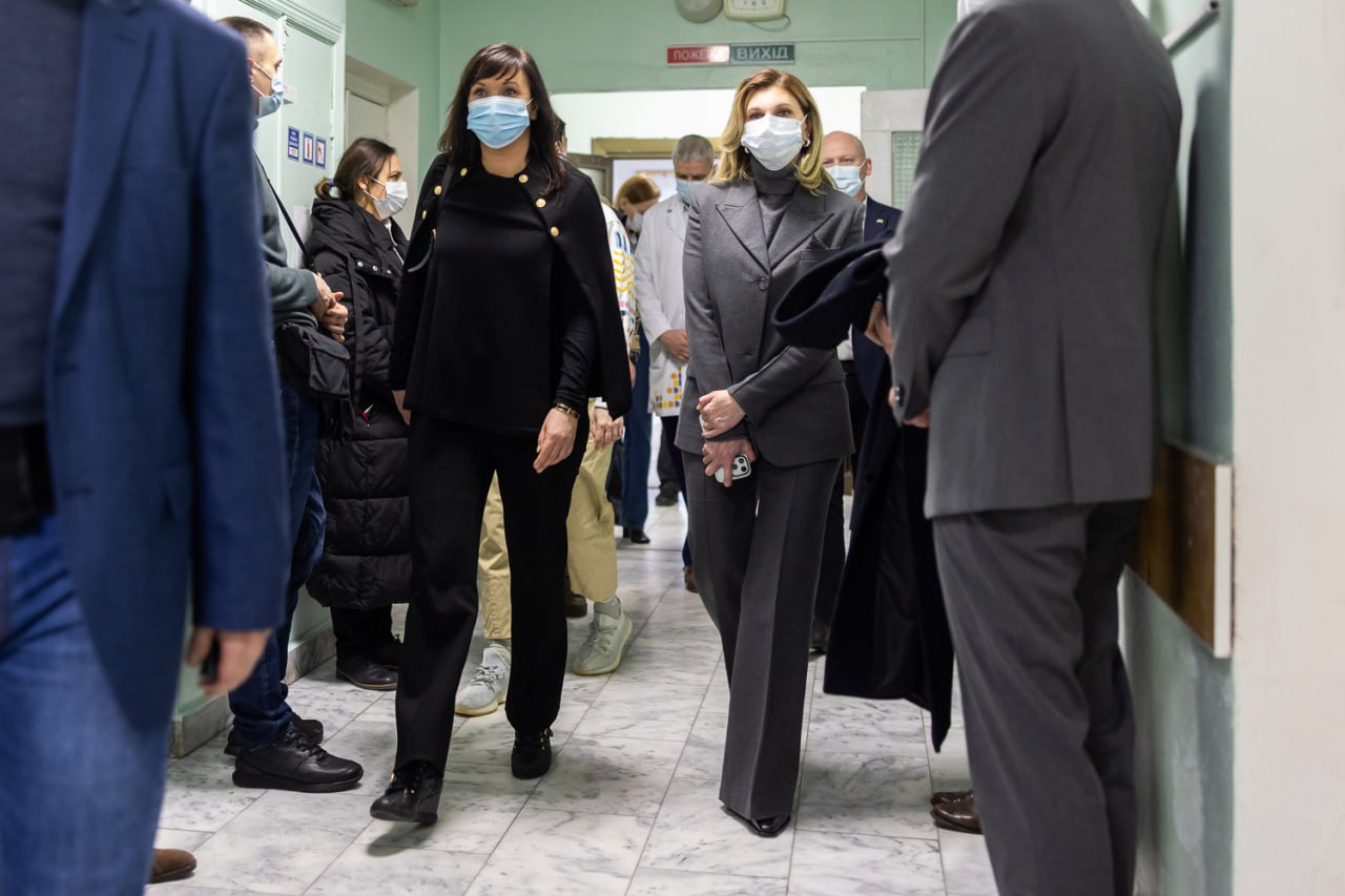 Елена Зеленская показала, как носить классический костюм с интересной формой брюк (фото)