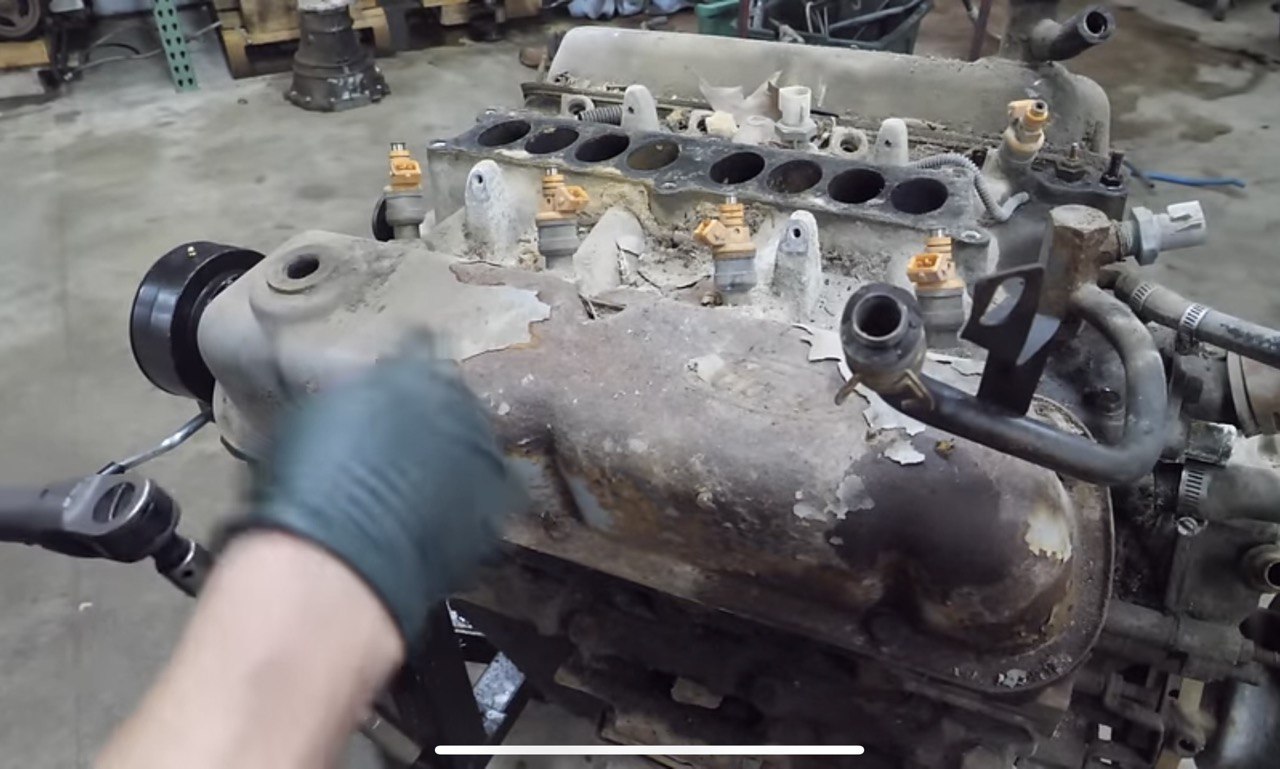 Ось що буде з двигуном, якщо не їздити автомобілем 17 років (відео)