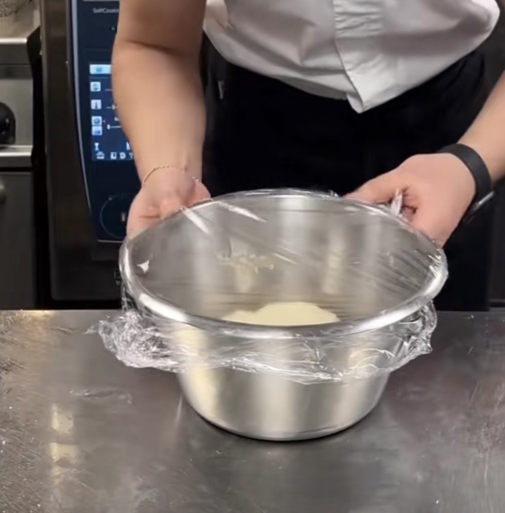 Як в ресторані та з "правильними" бортиками: рецепт домашньої піци від українського шеф-кухаря