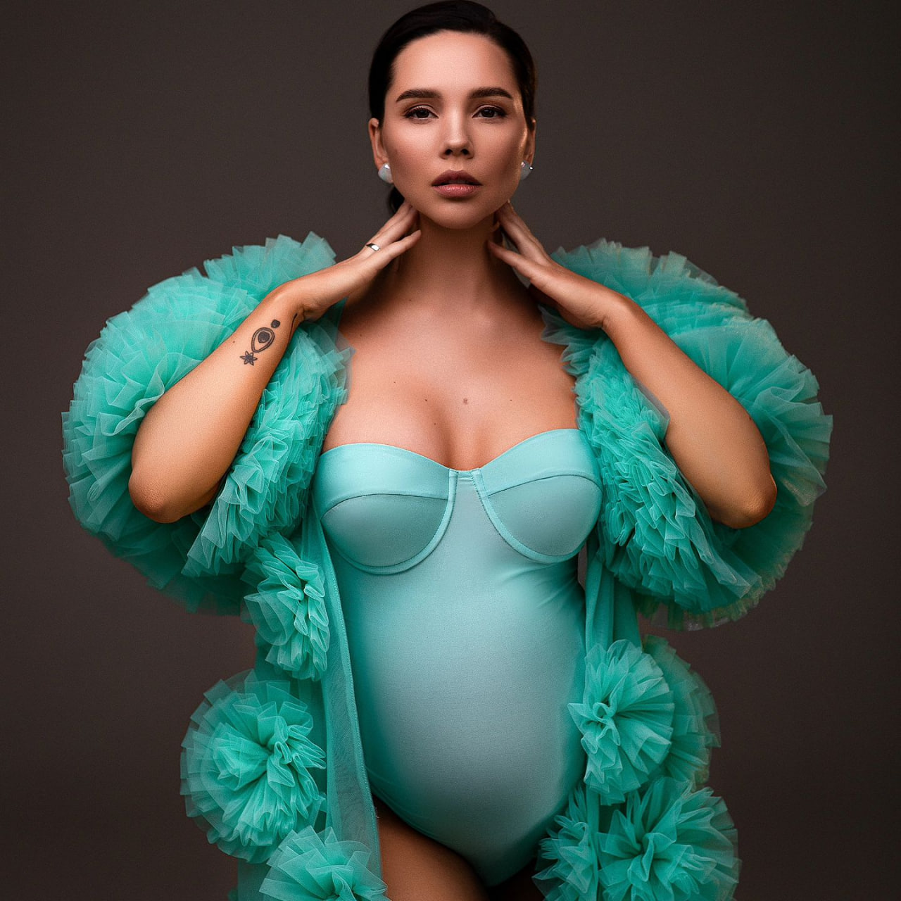 Жена Евгения Кота засветила беременный животик на последних сроках в яркой фотосессии