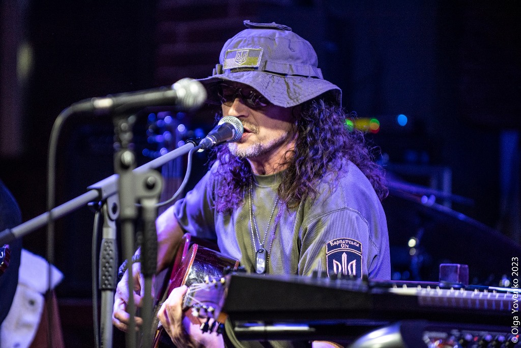 "О, Боже, ты его не забирай": Юркеш растрогал песней в День Героев