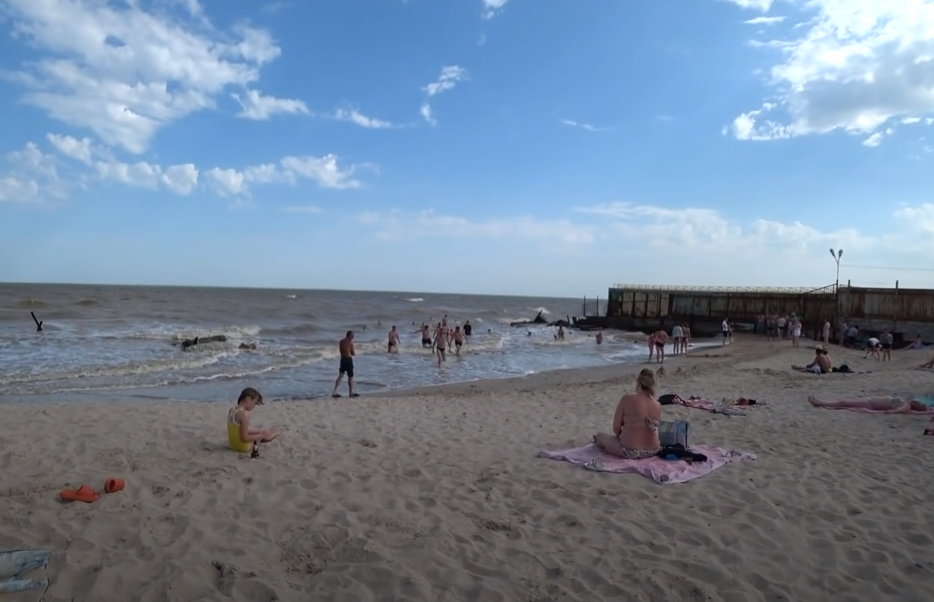 Оккупанты зазывают на курорты возле разрушенного Мариуполя (фото)