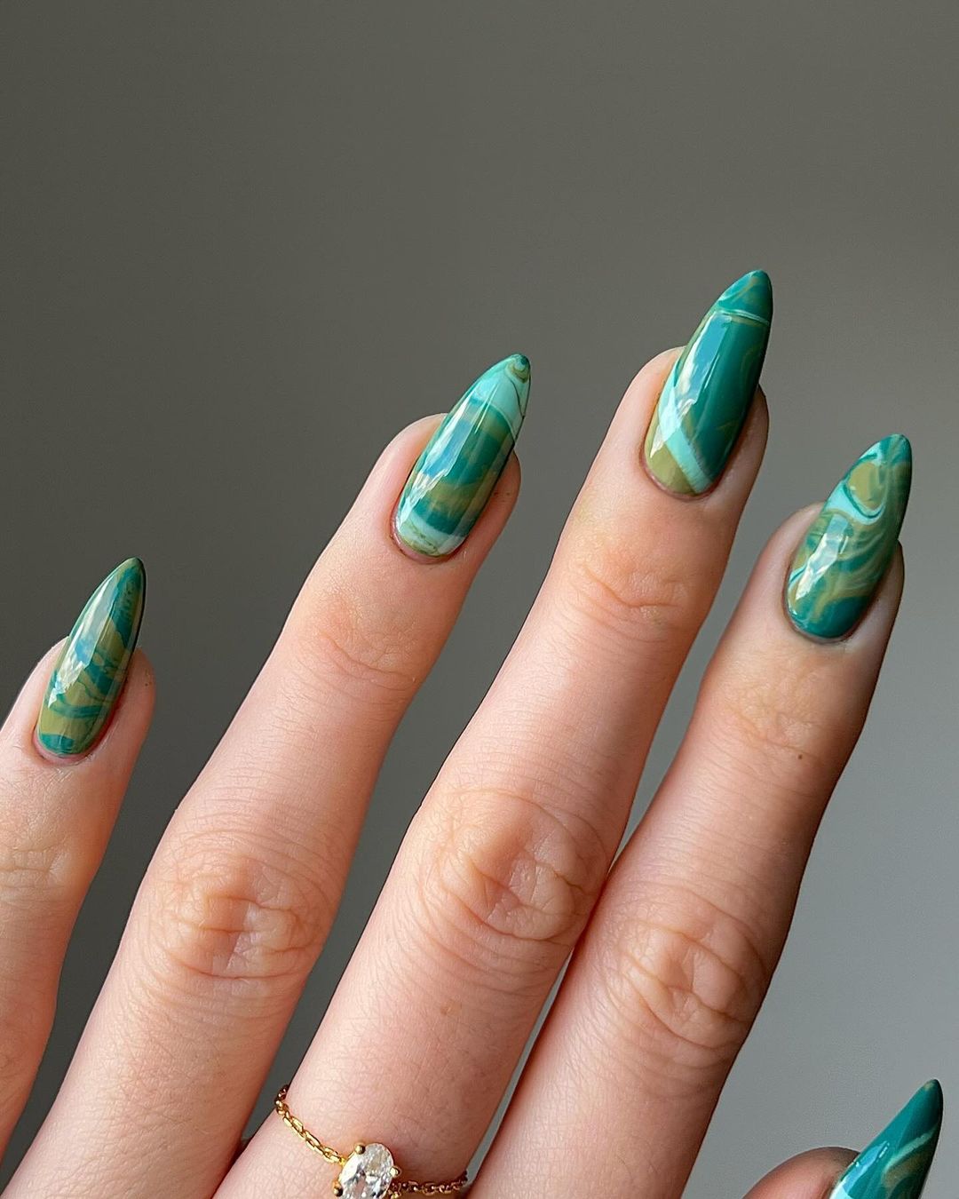 Щасливий колір місяця: який манікюр притягне гроші та кохання у грудні