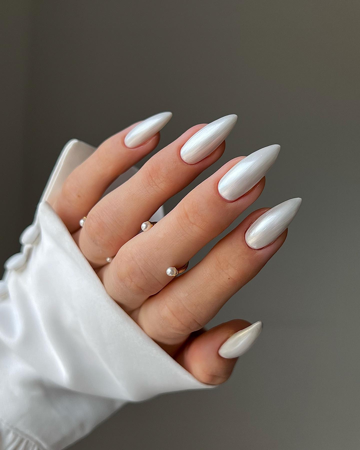 Ідеї модного манікюру на Новий рік 2025: святкові варіанти на короткі та довгі нігті