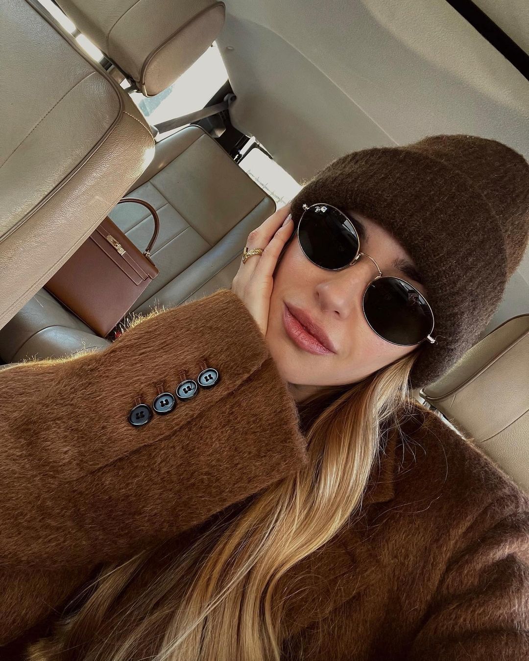 Як модно одягатися взимку: топ-5 трендових речей, які варто додати в свій гардероб у 2025 році