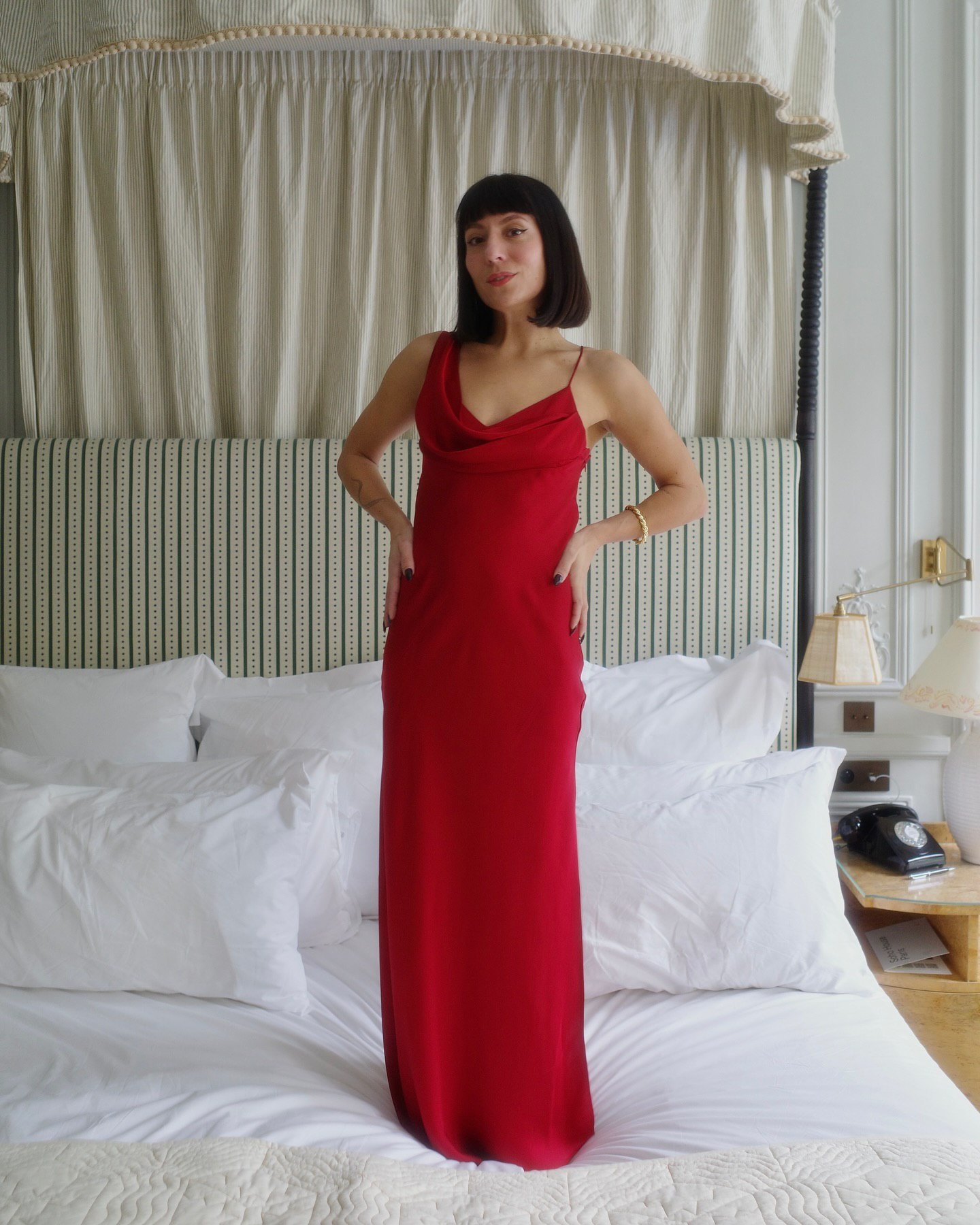 В чем встречать Новый год 2025: подборка стильных образов с красными платьями