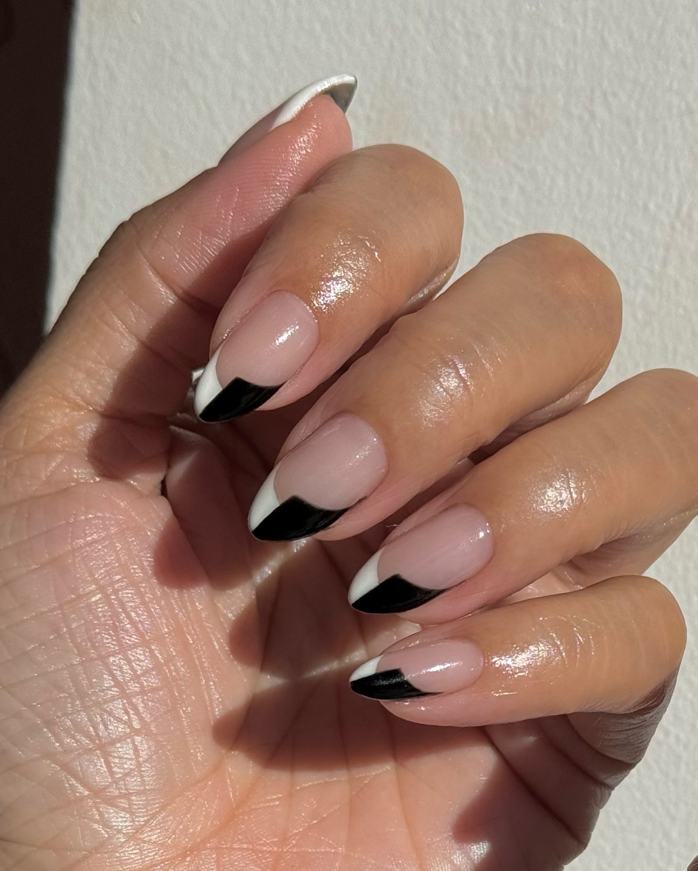 Блискучі нігті та складні візерунки: головні тренди манікюру на зиму 2025 року