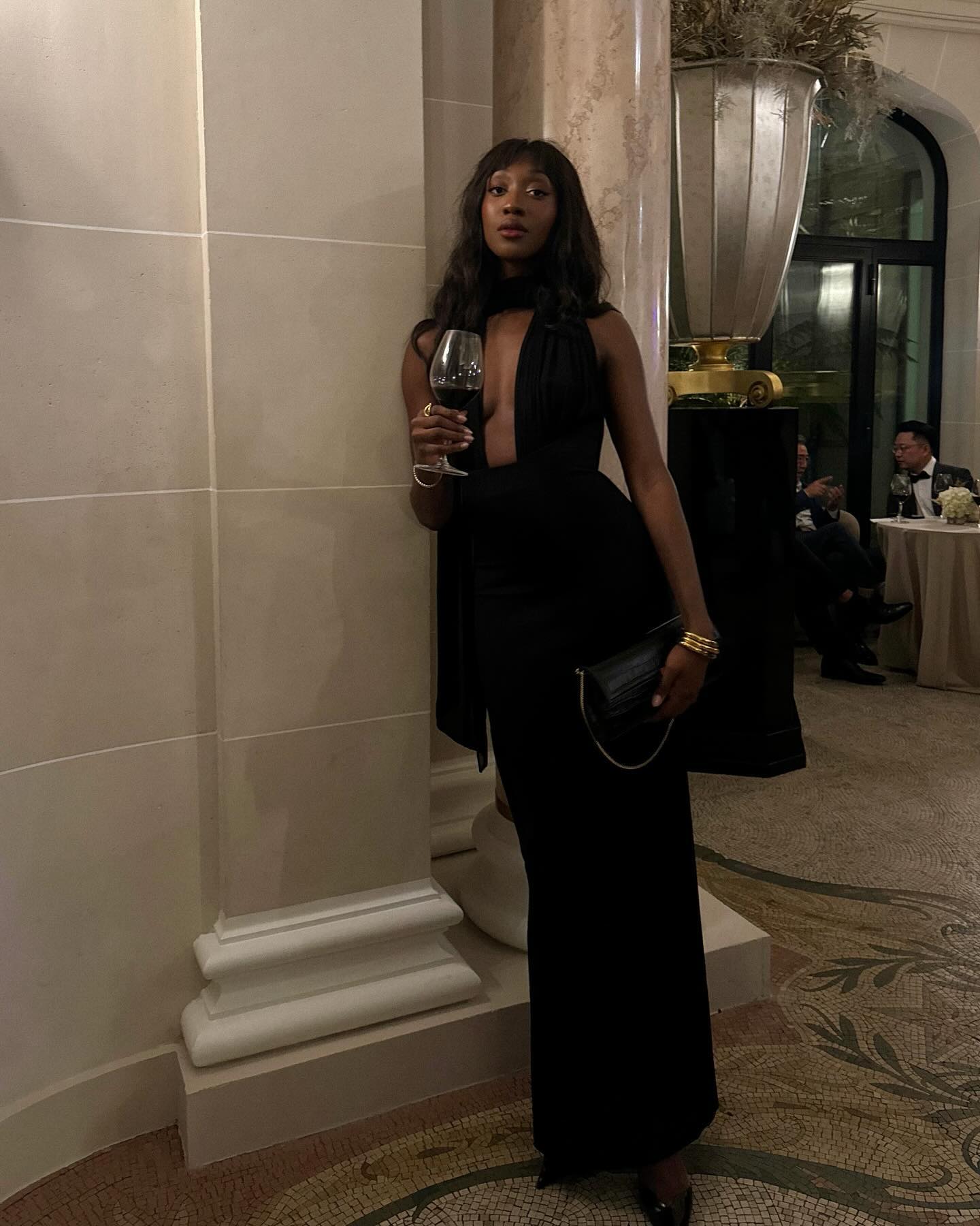 Формула праздничного образа: какие платья выбрать для корпоратива или вечеринки на Новый год 2025