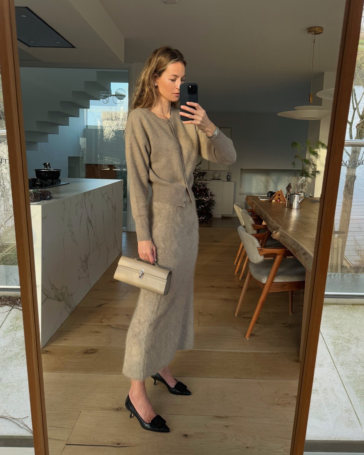 В театр, на вечеринку или в офис: фэшн-блогер показала стильный образ с кардиганом и юбкой миди