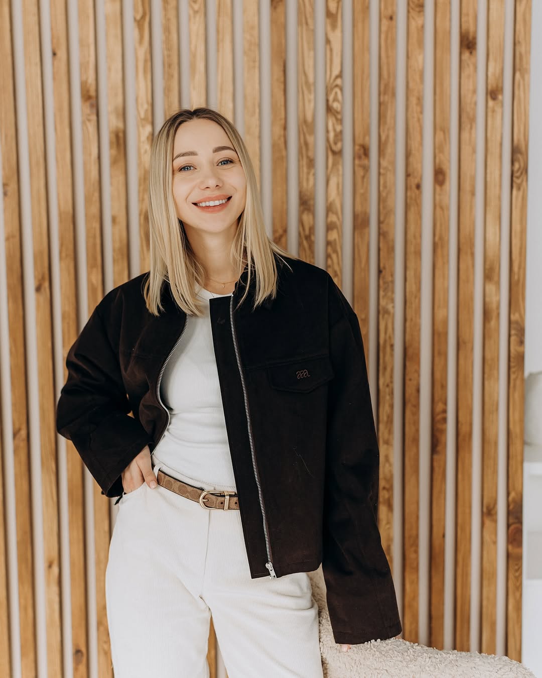 В самом модном цвете весны 2025: жена Виктора Павлика показала стильный "лук" с джинсами