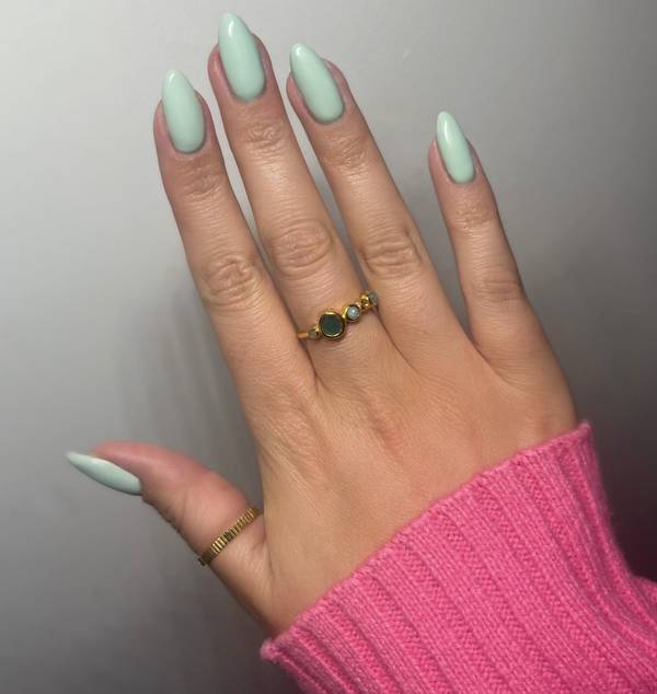 Світлий манікюр на весну: який відтінок стане хітом у квітні 2025