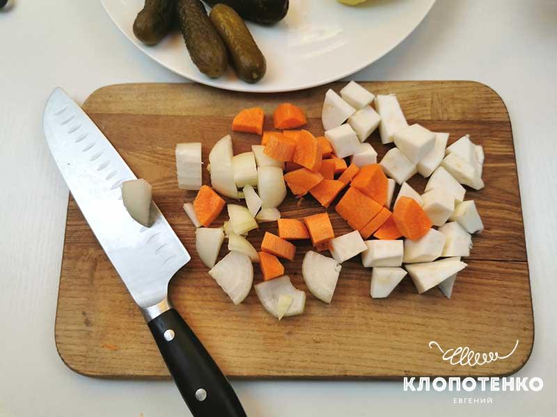 Клопотенко поделился рецептом идеального рассольника, добавив туда "нестандартные" огурцы