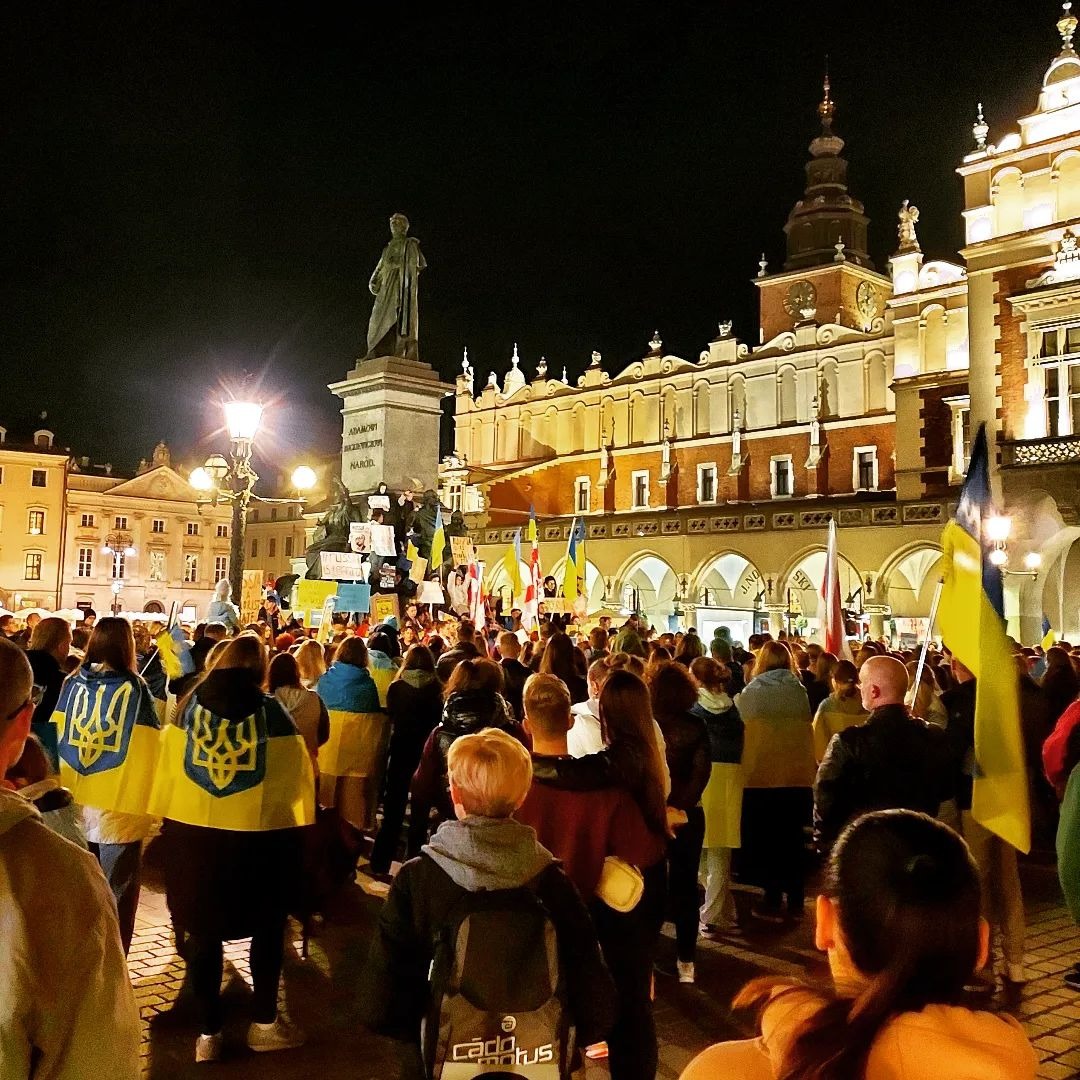 Ракетний терор РФ вивів на мітинги на підтримку України тисячі людей у різних країнах: фото і відео