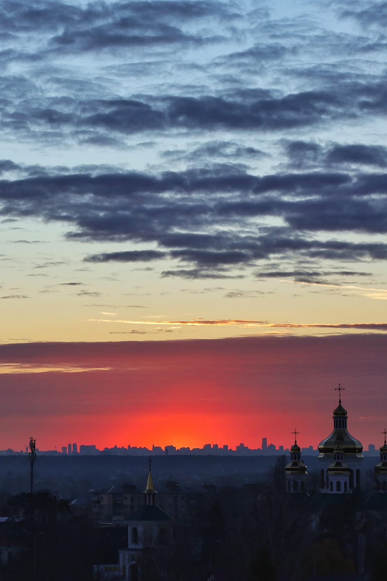 Над Києвом "палало" небо: дивіться неймовірні фото вогняного заходу сонця