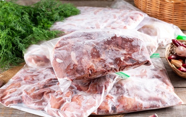 Как правильно и быстро разморозить мясо: действенные способы от экспертов