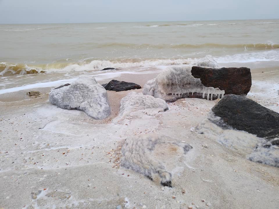 Появились впечатляющие фото обледеневшего берега Кирилловки