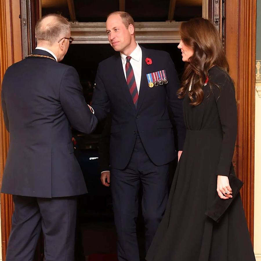 Кейт Миддлтон показала, как соединить изысканное черное платье с королевским жемчужным ожерельем (фото)