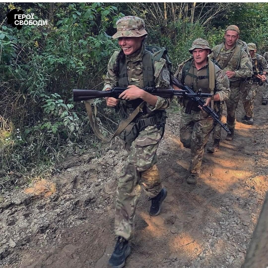 Дивіться потужні фото Христини, яка проміняла модельну кар'єру на військову службу