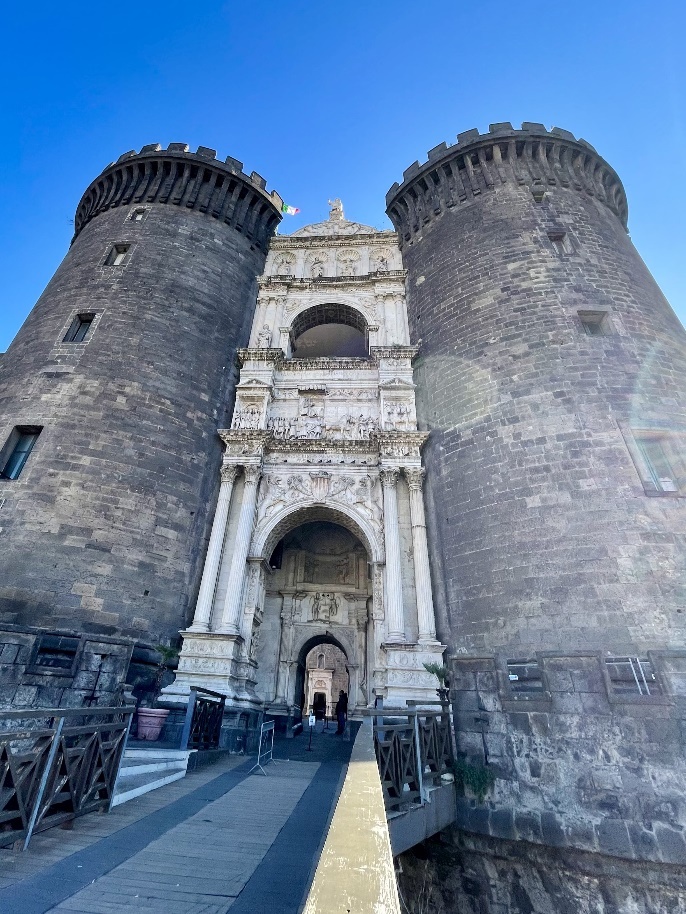 Мафия и воры на мотоциклах. Чего ждать в Неаполе - одном из опасных городов Италии