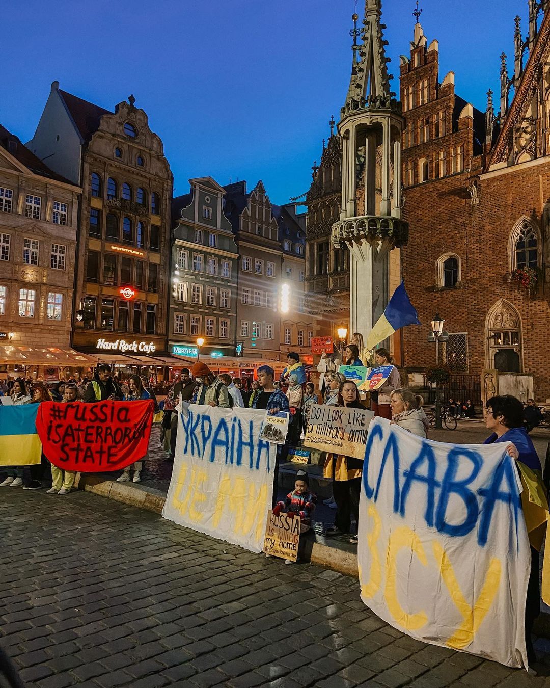 Ракетний терор РФ вивів на мітинги на підтримку України тисячі людей у різних країнах: фото і відео