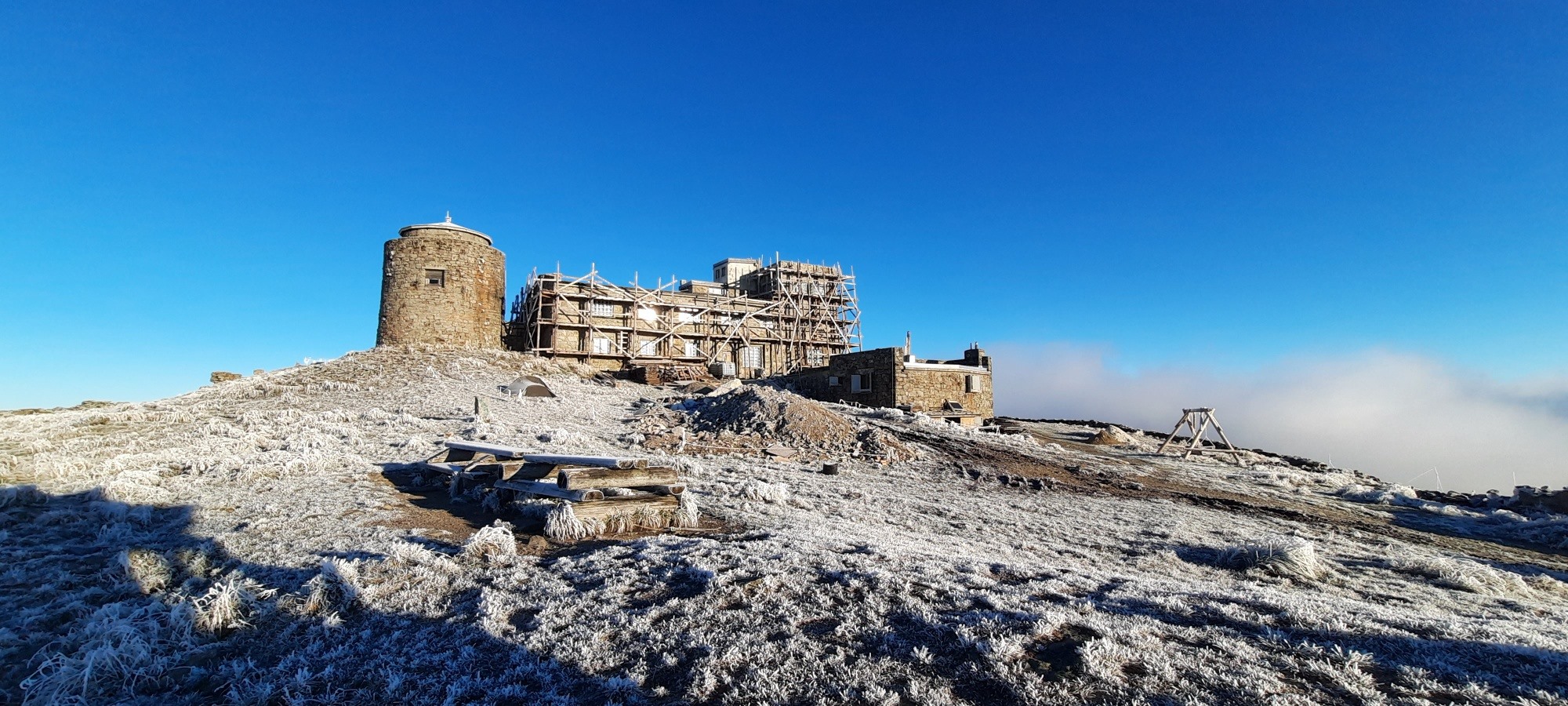 Карпати засипає першим снігом: яскраві фото і відео