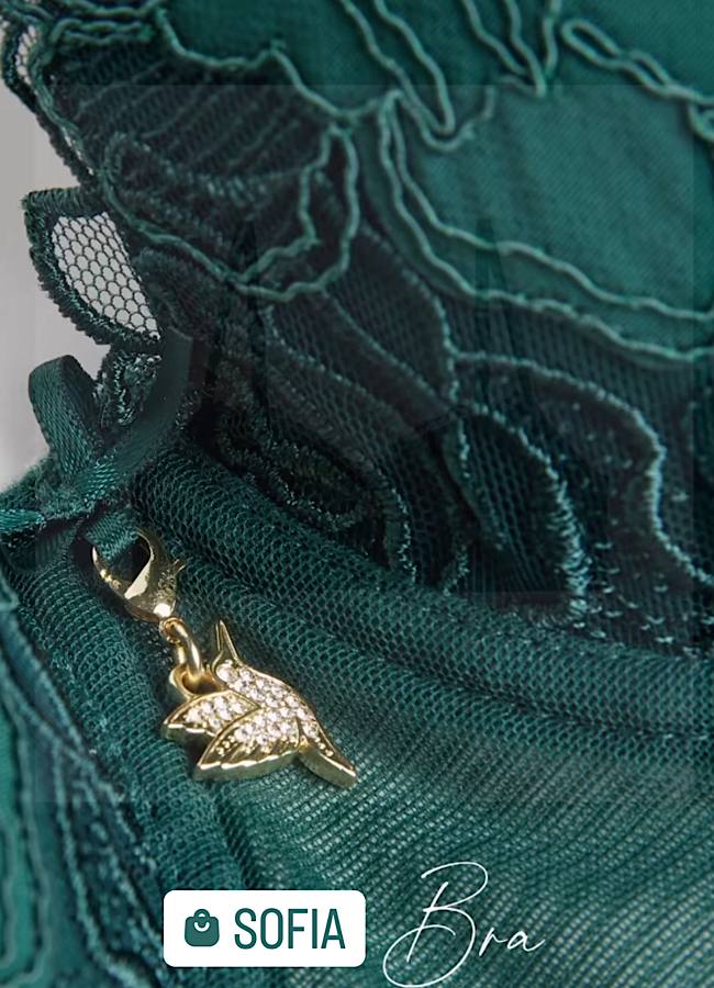 Дженнифер Лопес в изумрудном белье похвасталась стройной талией: невероятные фото