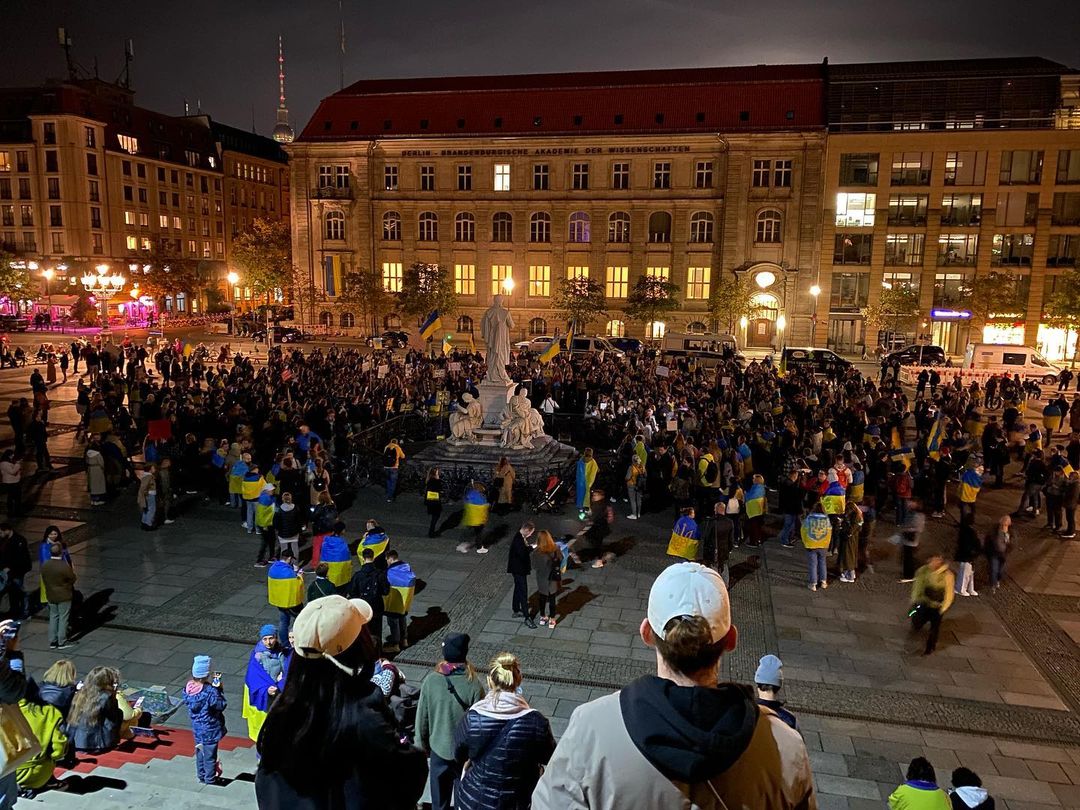 Ракетний терор РФ вивів на мітинги на підтримку України тисячі людей у різних країнах: фото і відео