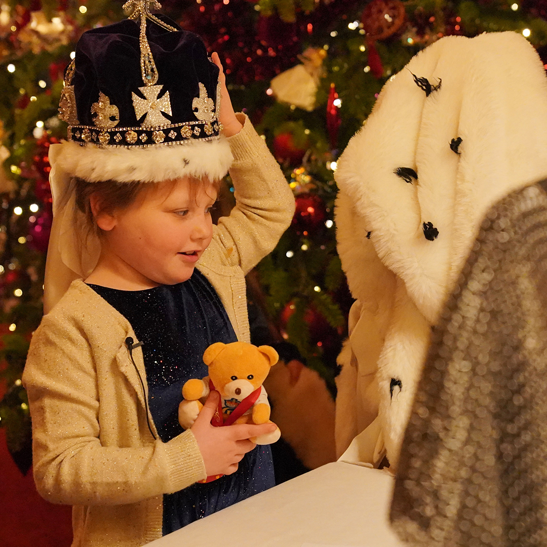 Королева Камілла влаштувала спеціальне чаювання для сліпої дівчинки та її іграшки (фото)