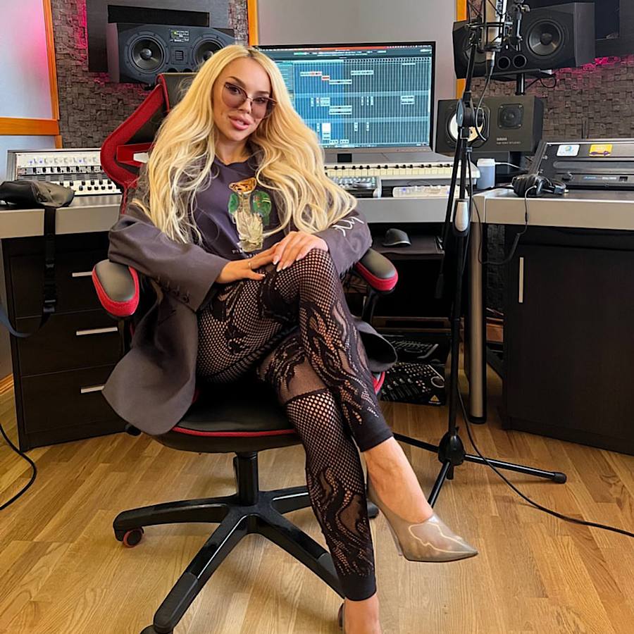 Покупает вещи на скидках: Николас Карма рассекретил стоимость лука певицы СолоХа (видео)