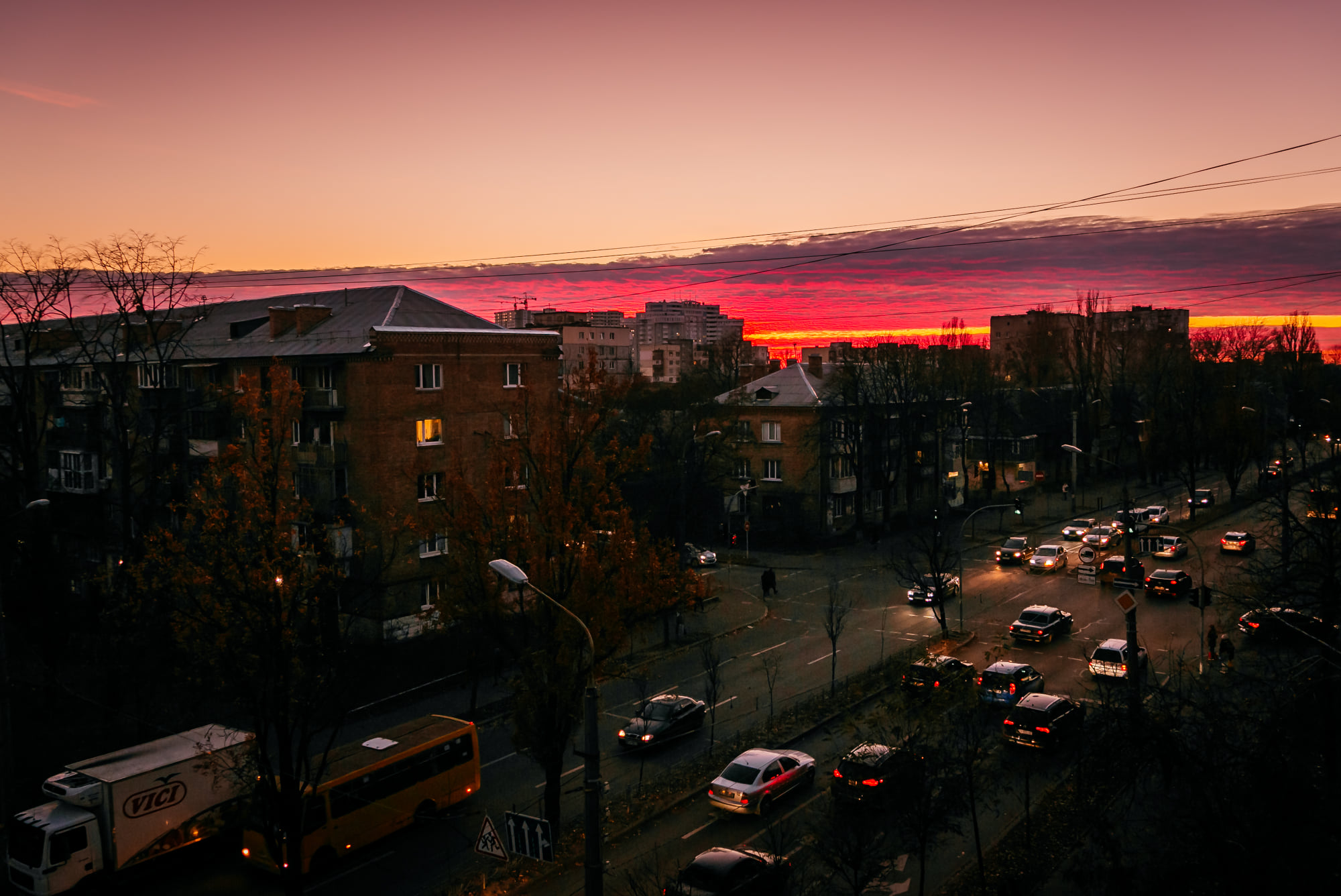 Над Києвом "палало" небо: дивіться неймовірні фото вогняного заходу сонця