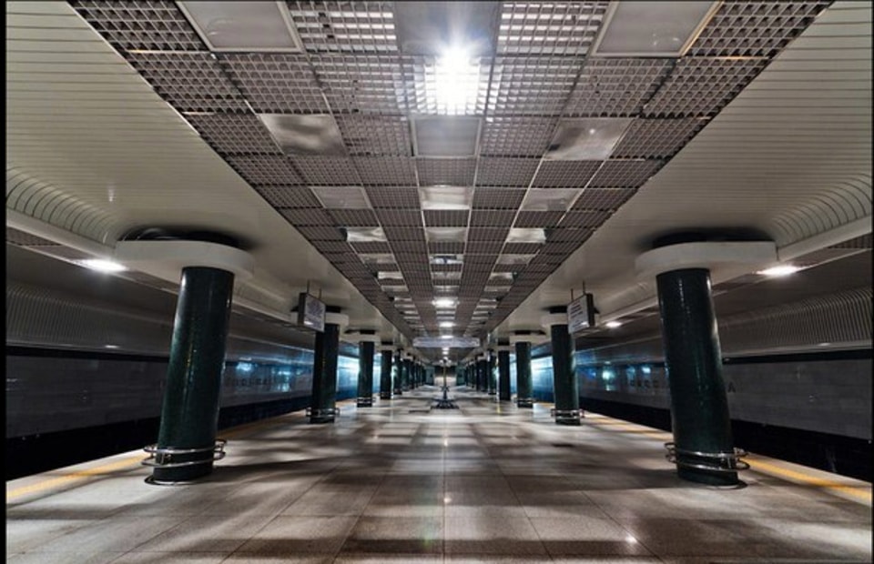 Атмосферно та красиво. Дивіться, як виглядають станції метро Києва вночі