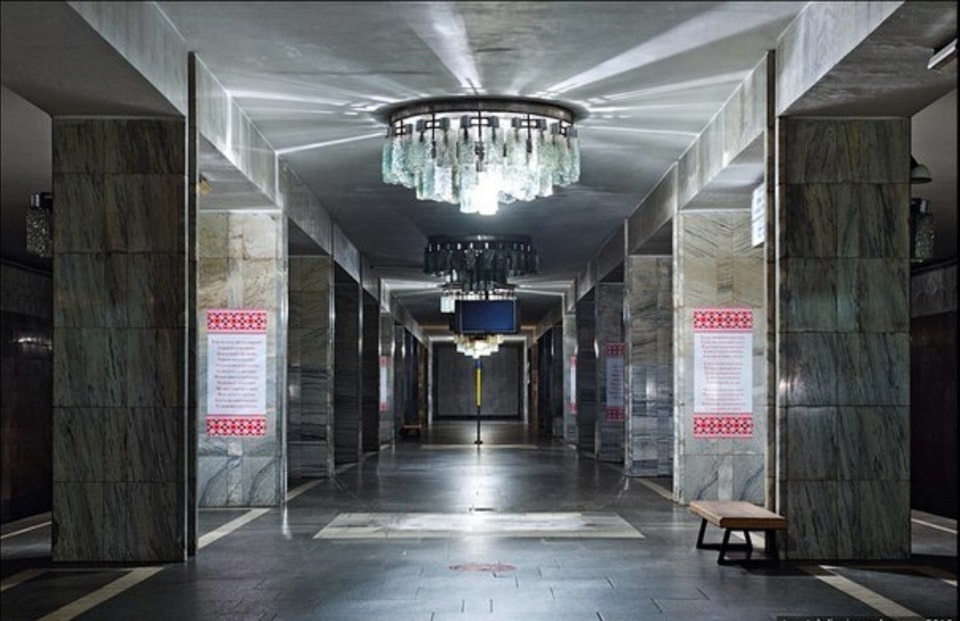 Атмосферно та красиво. Дивіться, як виглядають станції метро Києва вночі