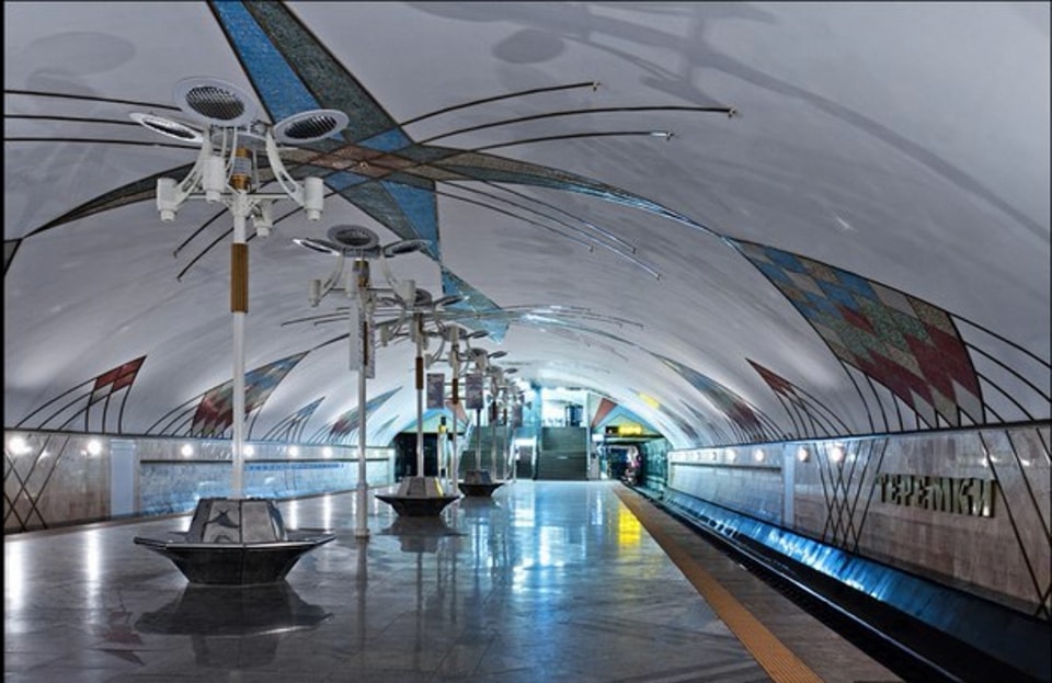 Атмосферно та красиво. Дивіться, як виглядають станції метро Києва вночі