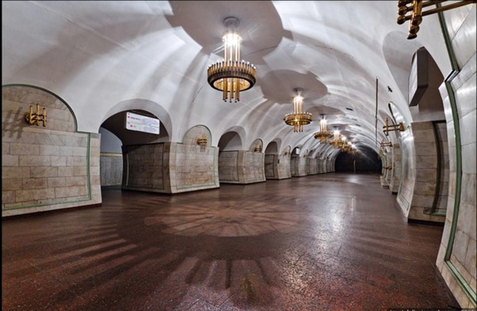 Атмосферно та красиво. Дивіться, як виглядають станції метро Києва вночі