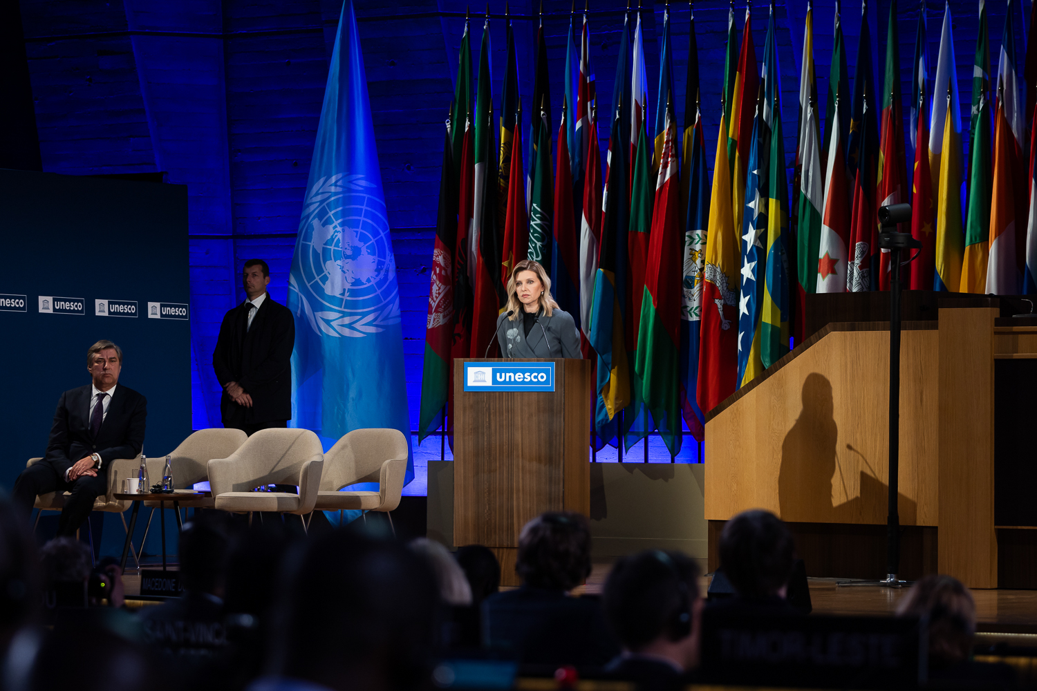 Зеленська вразила французів стильним жакетом з кульбабами під час виступу на конференції ЮНЕСКО