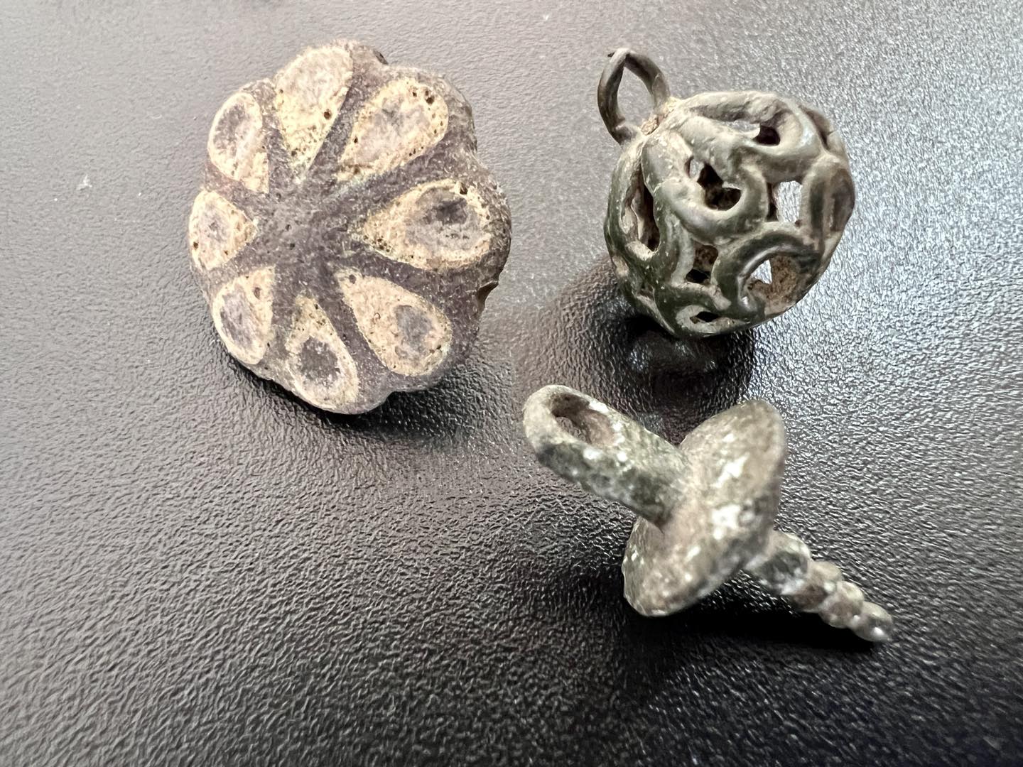 Ікону ХІХ століття і хрестики часів Київської Русі намагалися незаконно вивезти з України (фото)