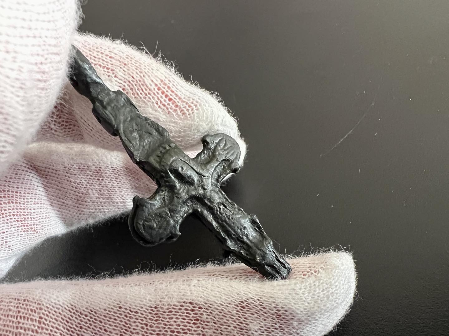 Ікону ХІХ століття і хрестики часів Київської Русі намагалися незаконно вивезти з України (фото)