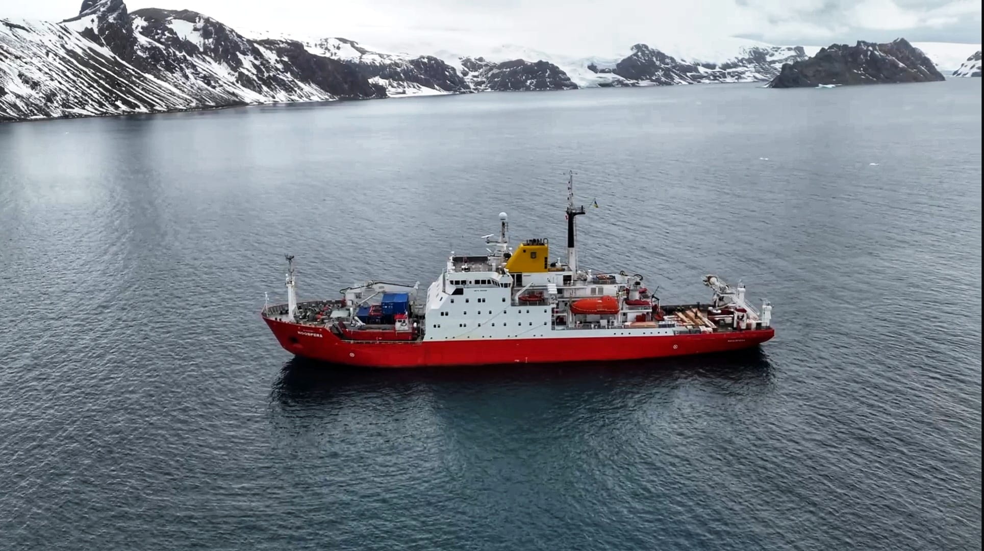 Украинские полярники показали огромный айсберг в Антарктике: невероятные фото