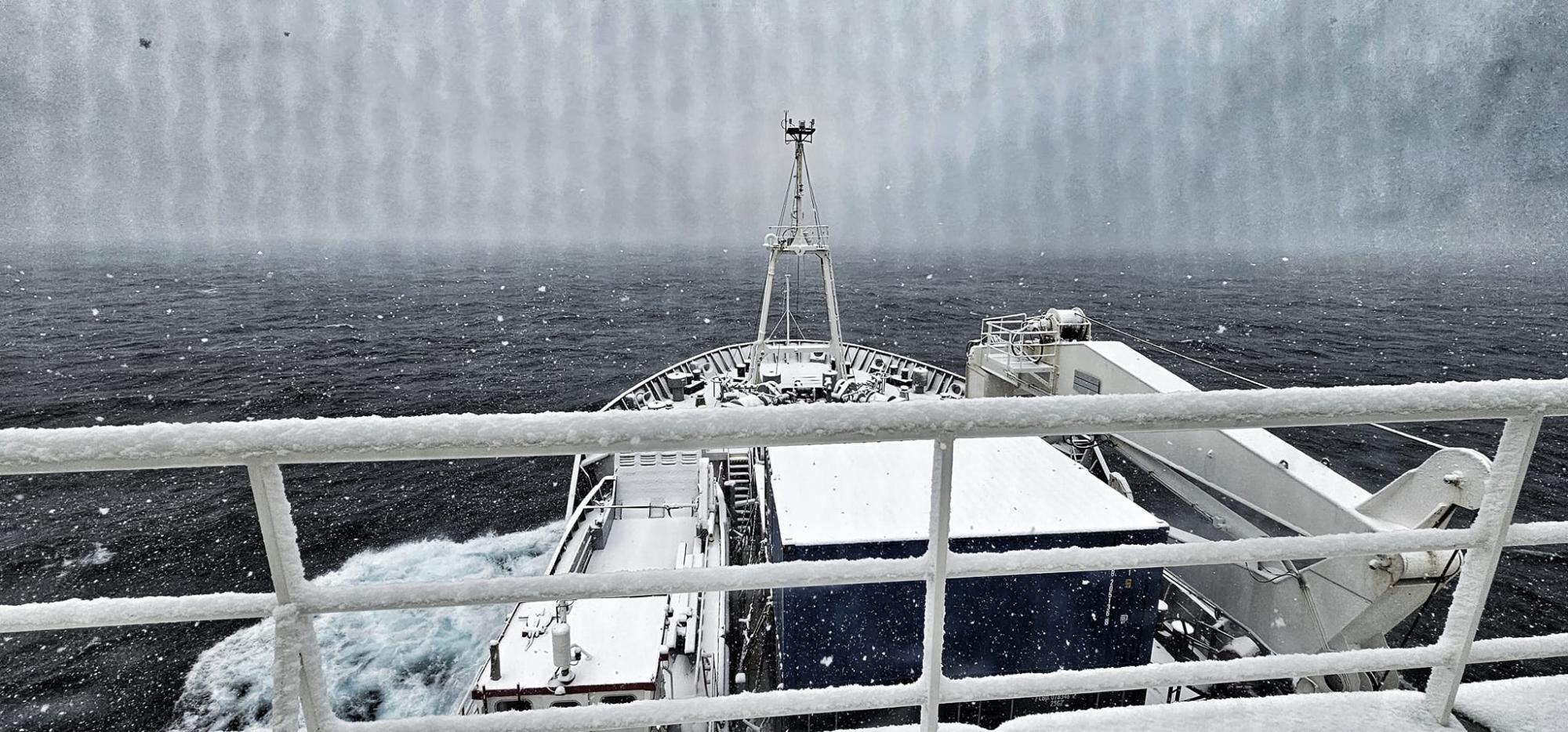 Украинские полярники показали огромный айсберг в Антарктике: невероятные фото