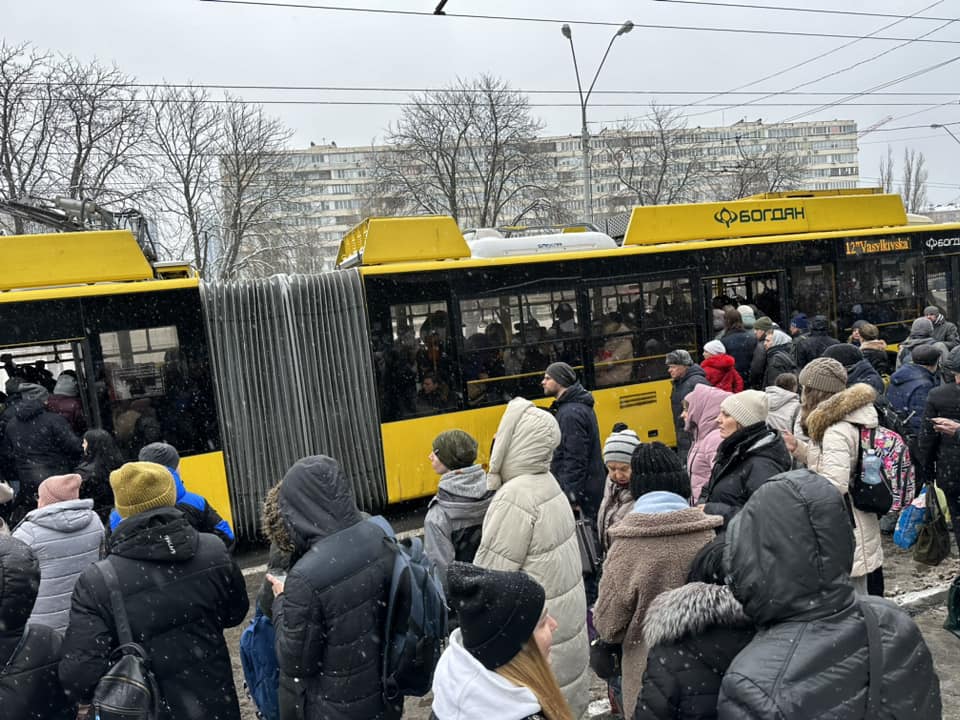 В Киеве метро уже закрыли: на Лыбедской - транспортный коллапс (фото)