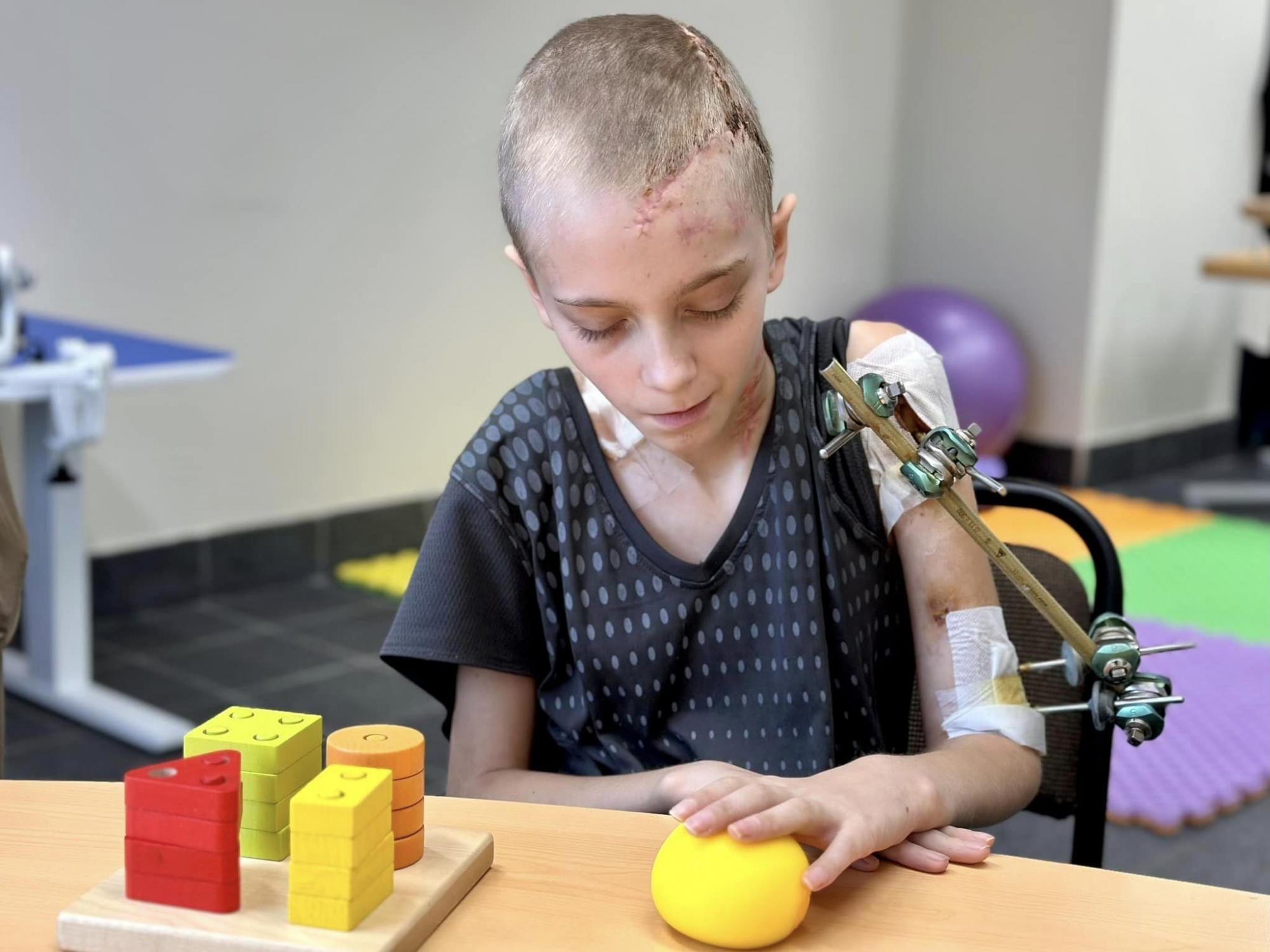 Лежала нерухома серед уламків: у Києві дивом врятували Настю після атаки РФ на її дім