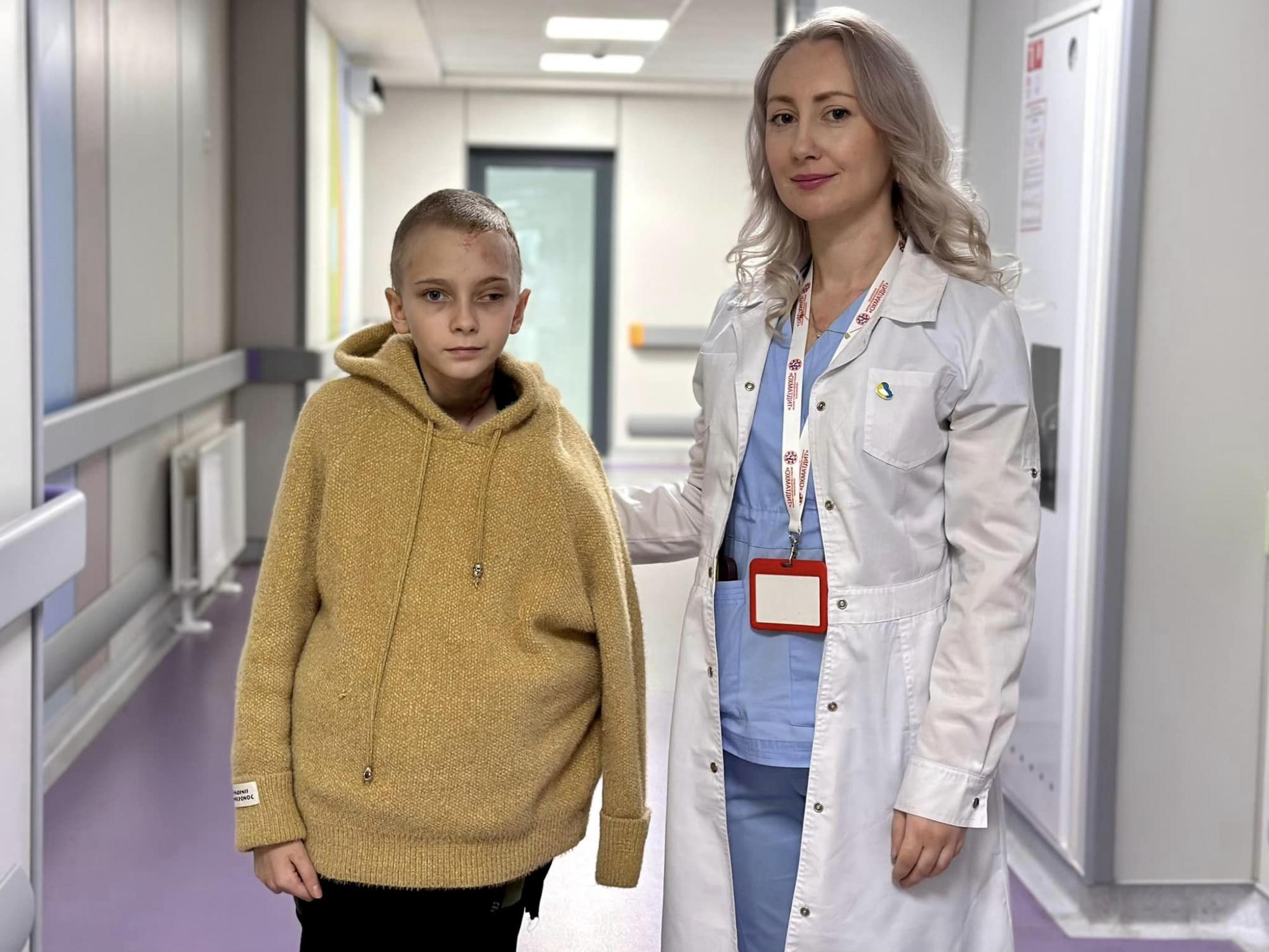 Лежала нерухома серед уламків: у Києві дивом врятували Настю після атаки РФ на її дім