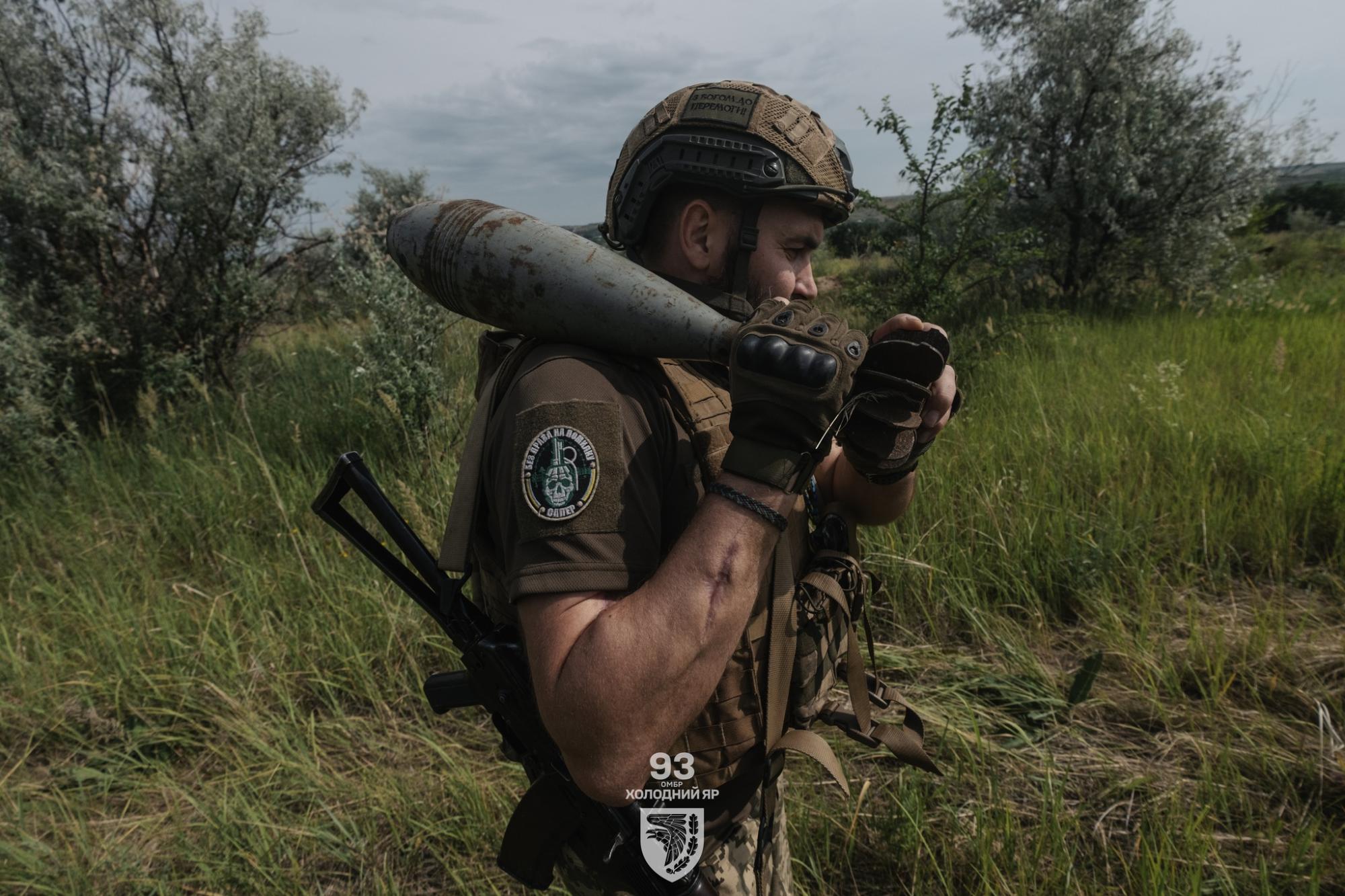 "Понадобятся сотни лет". 93 бригада показала, как разминируют Украину: фото